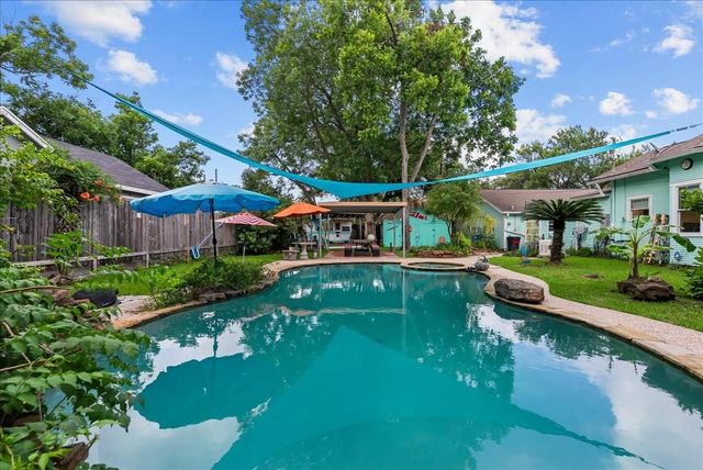 302 11th Avenue N, Texas City, TX 77590