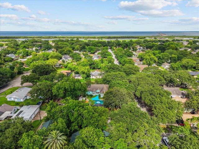 302 11th Avenue N, Texas City, TX 77590