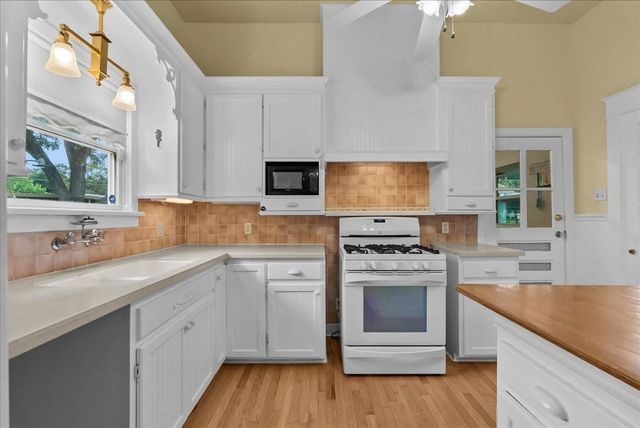 302 11th Avenue N, Texas City, TX 77590
