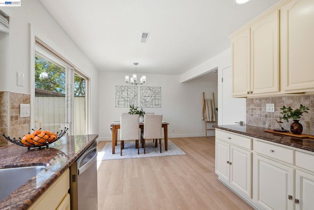 27540 Ponderosa Ct, Hayward, CA 94545