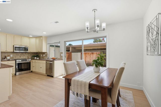 27540 Ponderosa Ct, Hayward, CA 94545