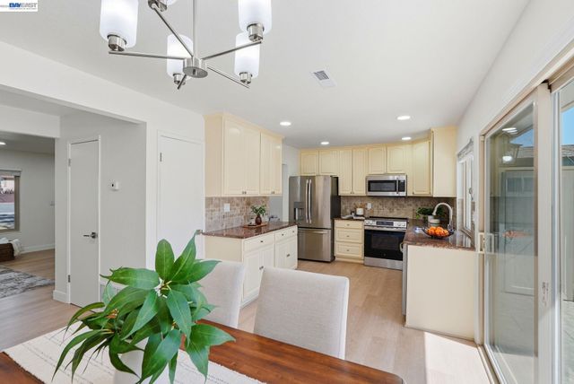 27540 Ponderosa Ct, Hayward, CA 94545
