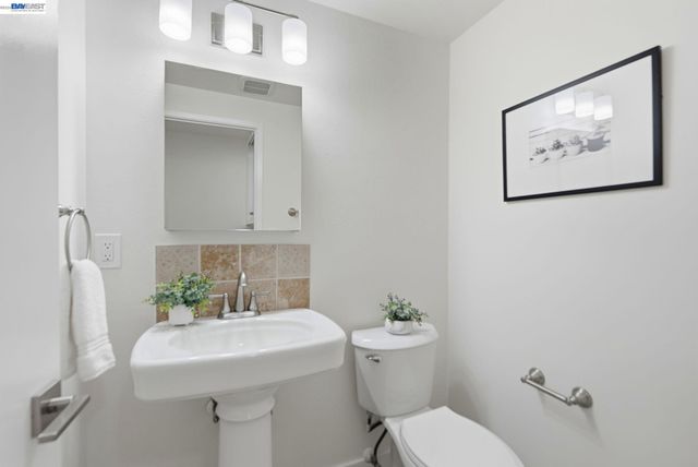 27540 Ponderosa Ct, Hayward, CA 94545