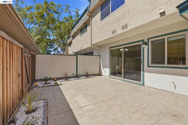 27540 Ponderosa Ct, Hayward, CA 94545