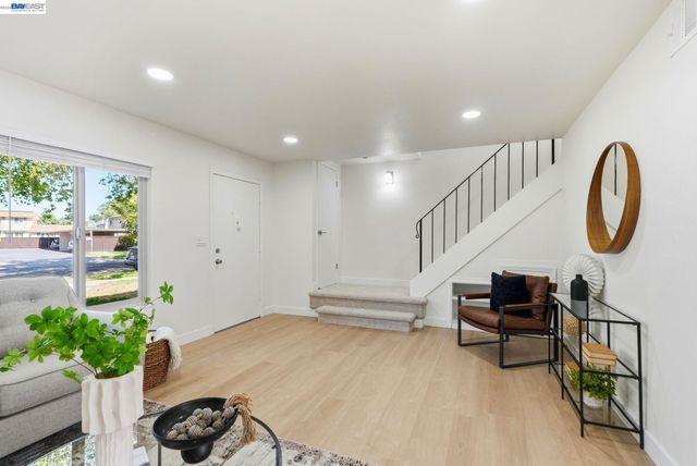 27540 Ponderosa Ct, Hayward, CA 94545