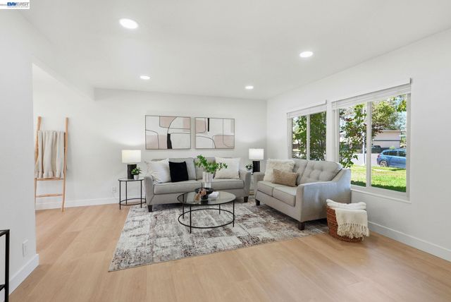 27540 Ponderosa Ct, Hayward, CA 94545