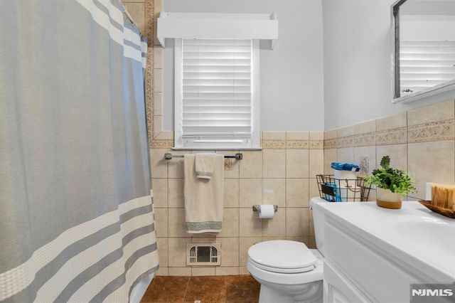 321 Farnham Avenue, Lodi, NJ 07644