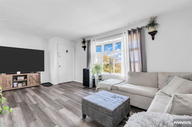 321 Farnham Avenue, Lodi, NJ 07644