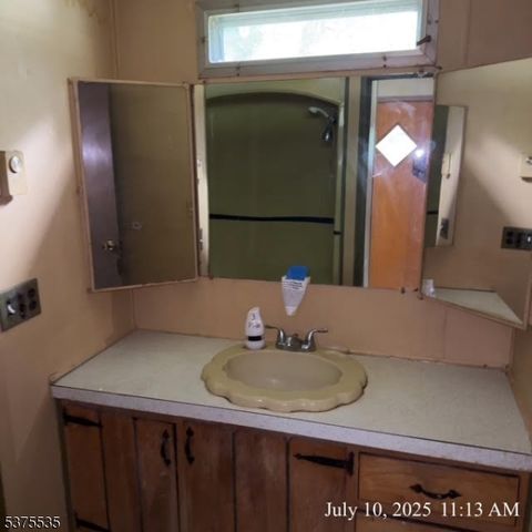 10 Timbercroft Rd, High Bridge Boro, NJ 08829