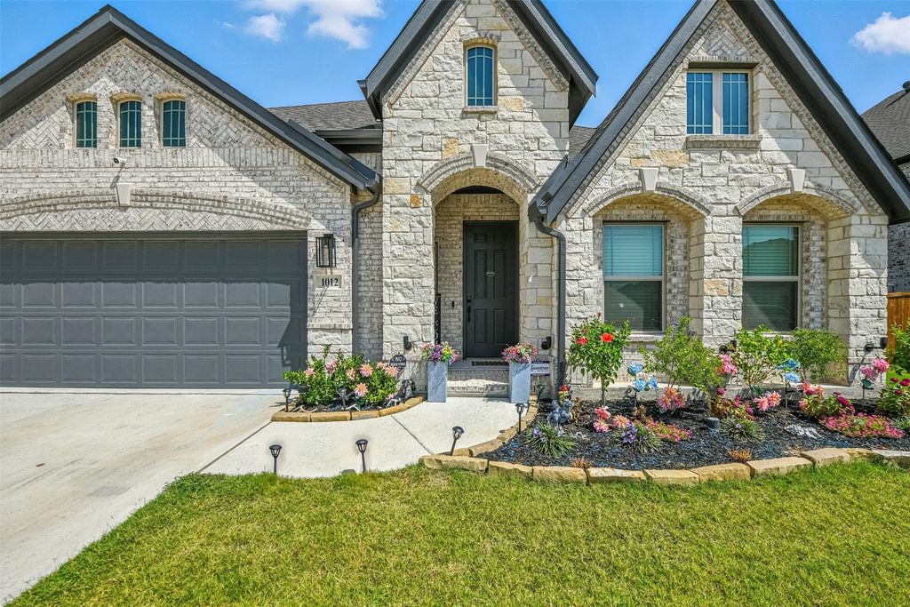 1012 Emerald Trace Drive, Justin, TX 76247