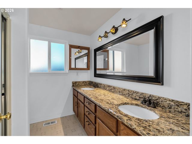 15054 PEBBLE BEACH Dr, Oregon City, OR 97045
