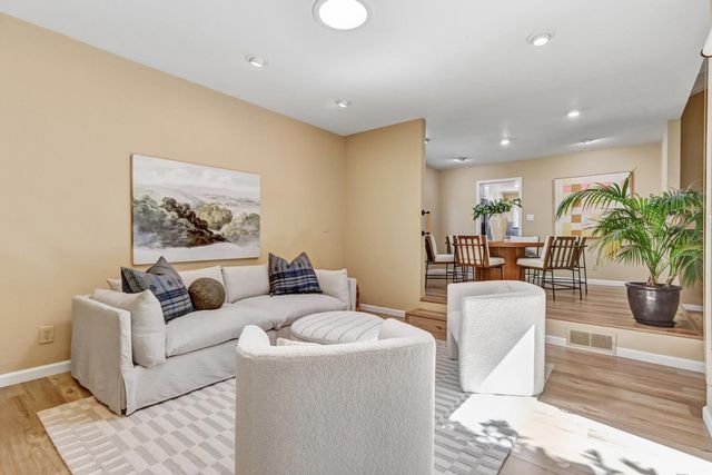817 Commons Dr, Sacramento, CA 95825
