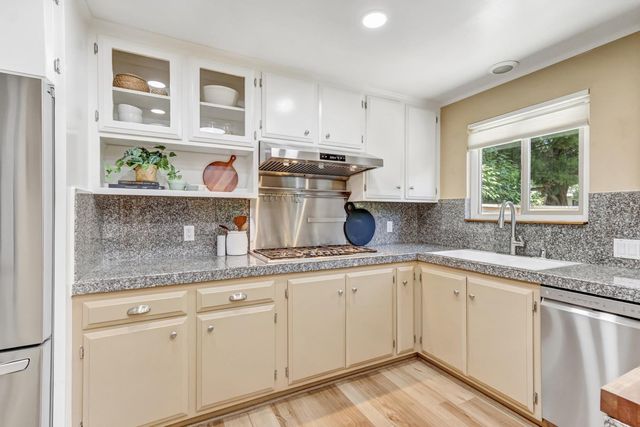 817 Commons Dr, Sacramento, CA 95825