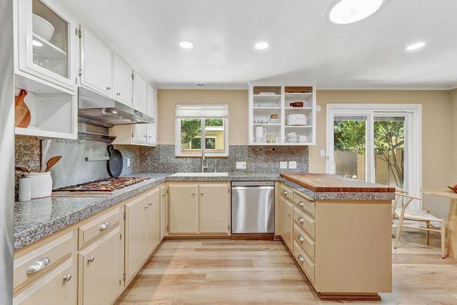 817 Commons Dr, Sacramento, CA 95825
