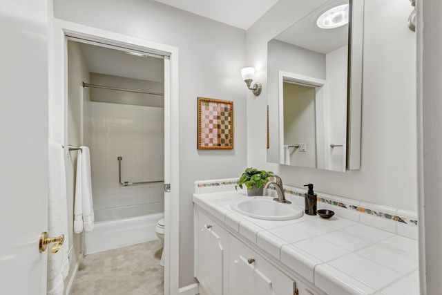 817 Commons Dr, Sacramento, CA 95825