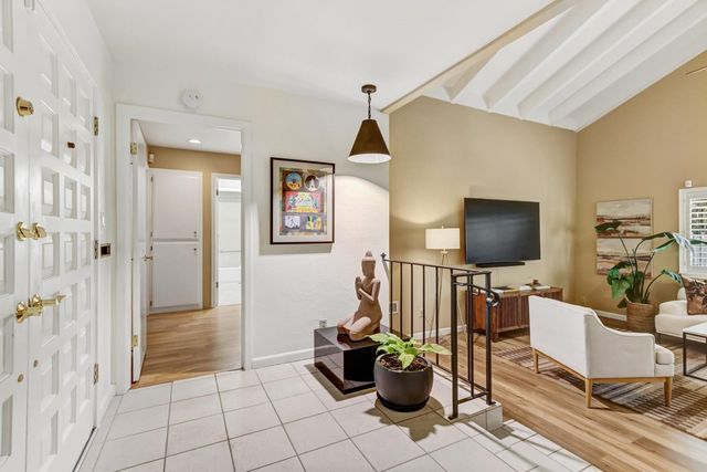 817 Commons Dr, Sacramento, CA 95825