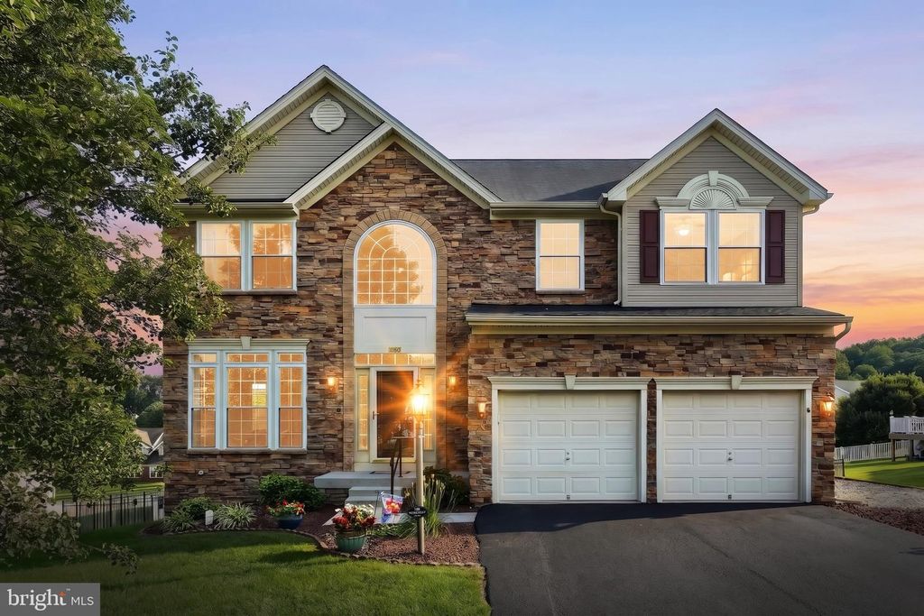 Image 1 of property listing at 1160 CRANBERRY LN W, York, PA 17402