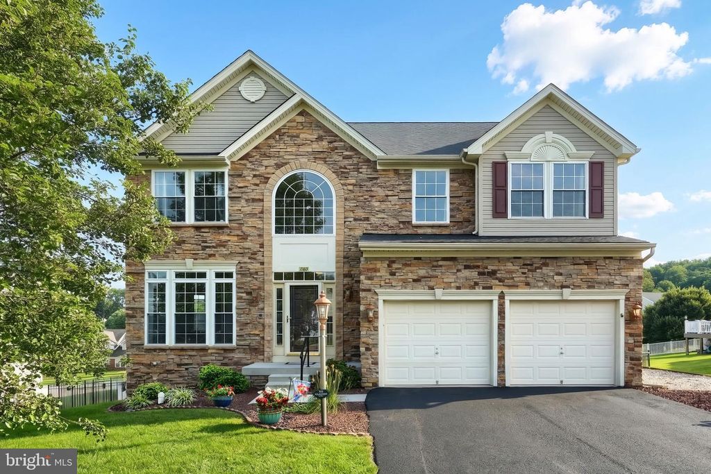Image 2 of property listing at 1160 CRANBERRY LN W, York, PA 17402
