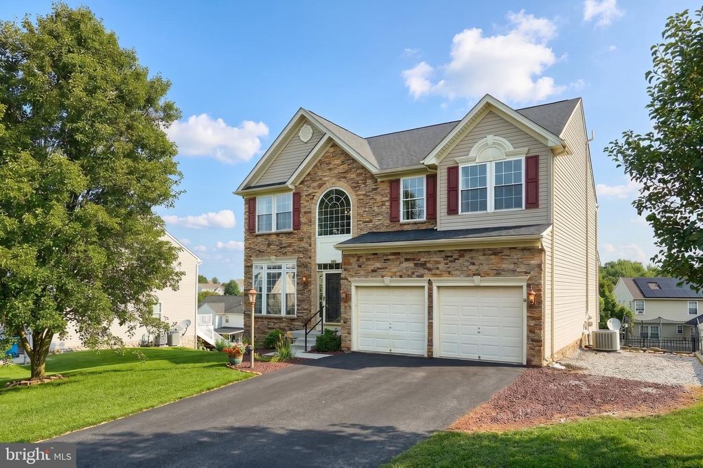 Image 3 of property listing at 1160 CRANBERRY LN W, York, PA 17402