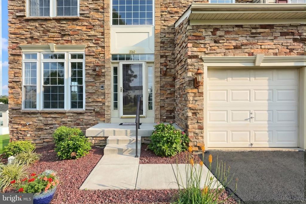 Image 4 of property listing at 1160 CRANBERRY LN W, York, PA 17402