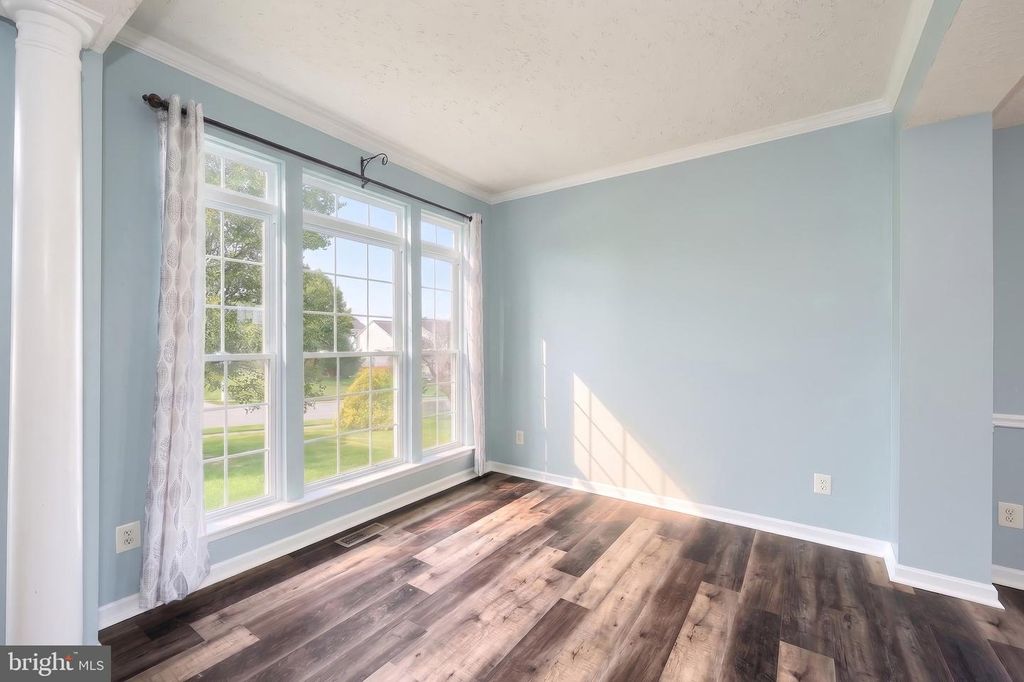 Image 7 of property listing at 1160 CRANBERRY LN W, York, PA 17402