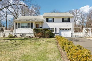 27 Sherwood Drive, Nanuet, NY 10954