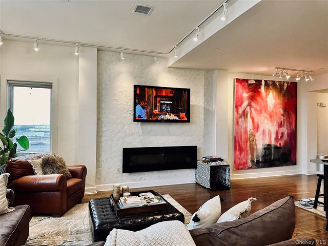 90 Bay Street Landing 8D, Staten Island, NY 10301