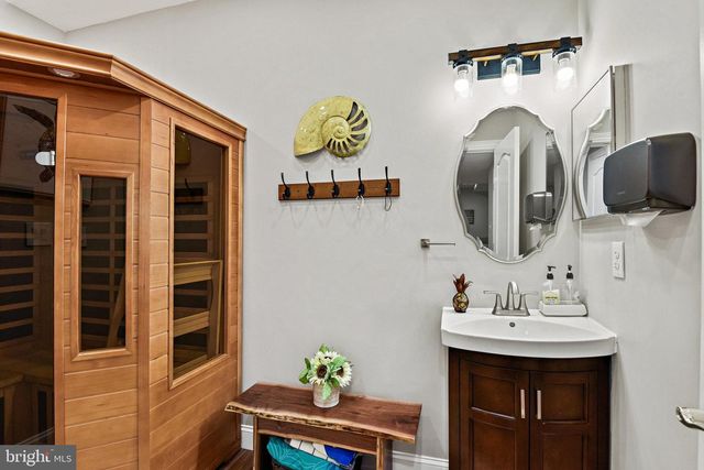 21922 HYDE PARK DR, Ashburn, VA 20147