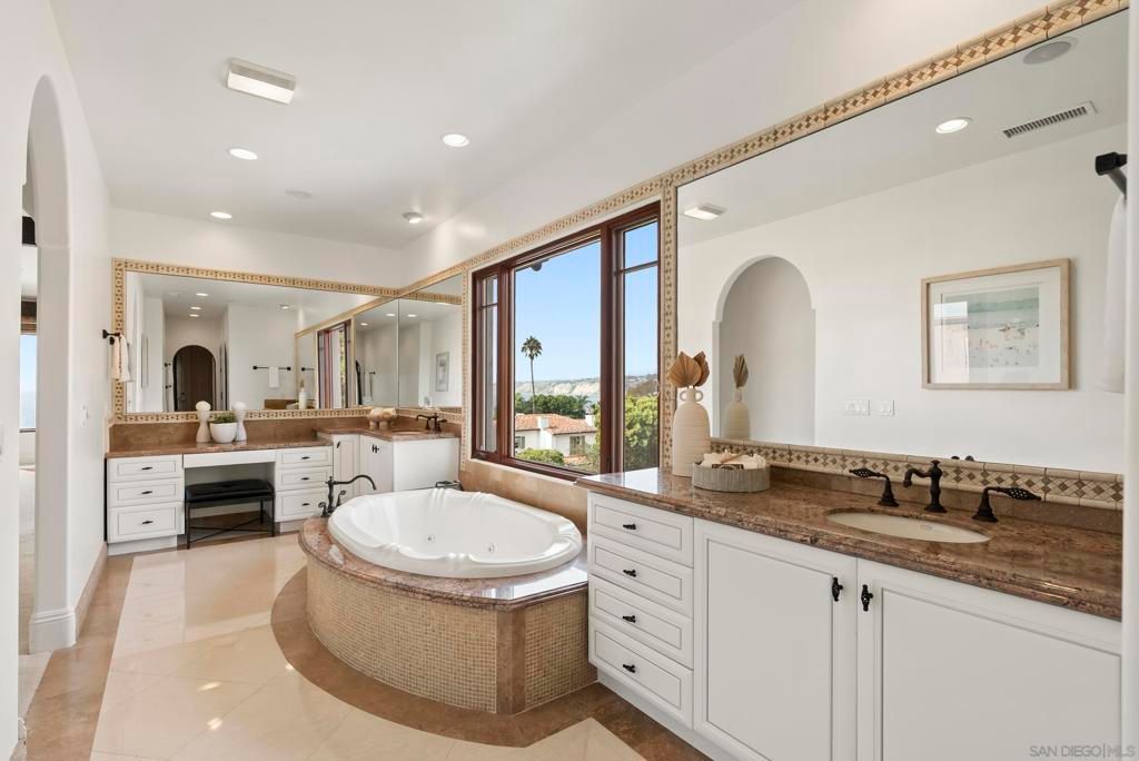 Image 25 of property listing at 1745 Amalfi St, La Jolla, CA 92037
