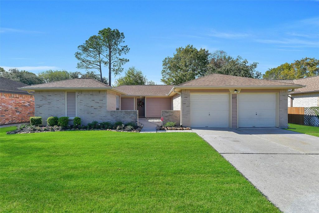 607 Dixie Drive, League City, TX 77573