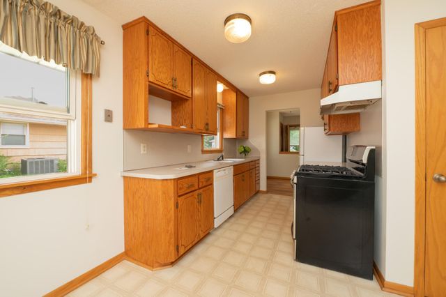 671 58th Avenue NE, Fridley, MN 55432