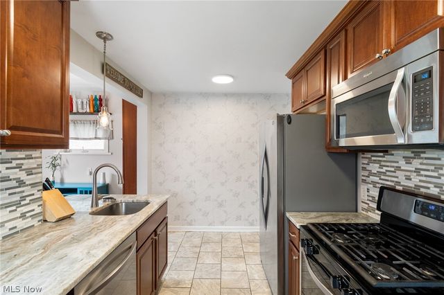 1556 Campbell Street, Cuyahoga Falls, OH 44223