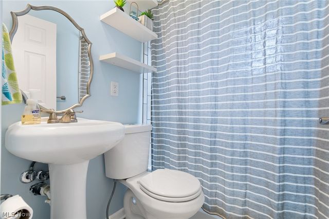 1556 Campbell Street, Cuyahoga Falls, OH 44223