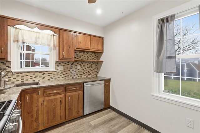 702 Hemlock Dr, Aliquippa, PA 15001