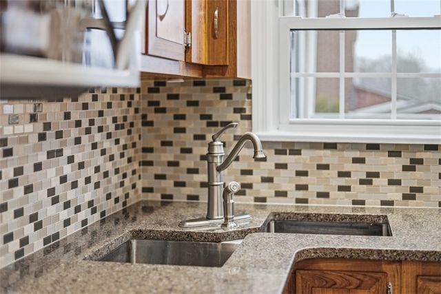 702 Hemlock Dr, Aliquippa, PA 15001