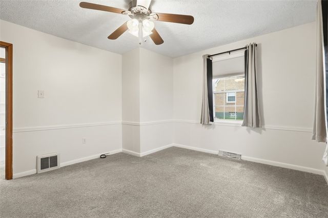 702 Hemlock Dr, Aliquippa, PA 15001