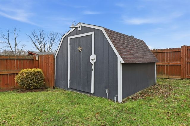 702 Hemlock Dr, Aliquippa, PA 15001