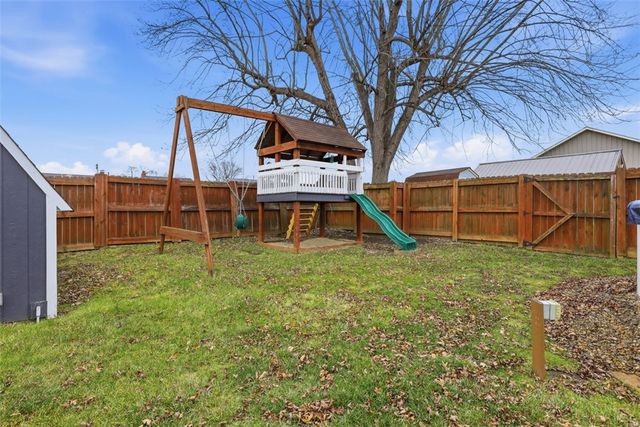 702 Hemlock Dr, Aliquippa, PA 15001