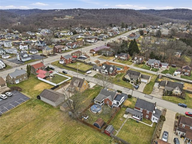 702 Hemlock Dr, Aliquippa, PA 15001