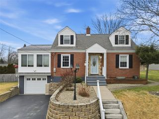 702 Hemlock Dr, Aliquippa, PA 15001