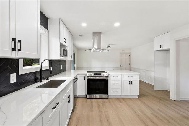 3844 Lake SE Drive, Smyrna, GA 30082