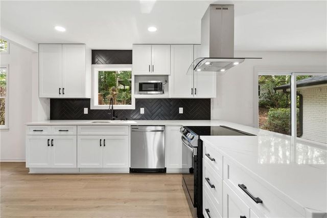 3844 Lake SE Drive, Smyrna, GA 30082