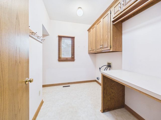 939 N Woodridge Ct, Wichita, KS 67206