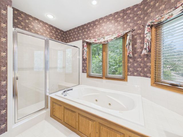 939 N Woodridge Ct, Wichita, KS 67206