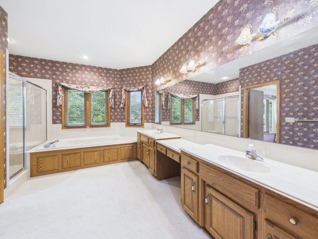 939 N Woodridge Ct, Wichita, KS 67206