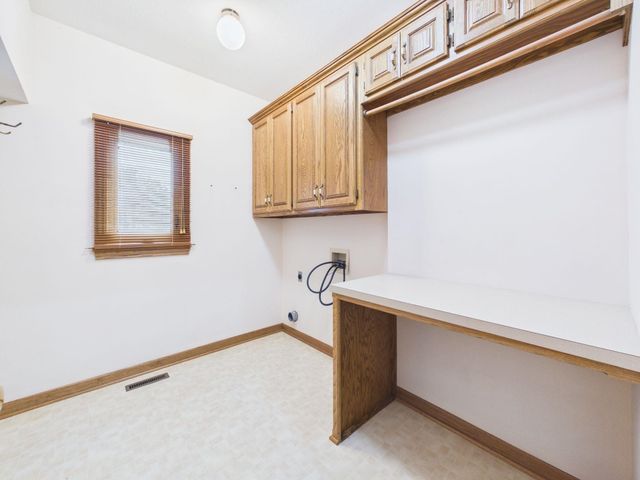 939 N Woodridge Ct, Wichita, KS 67206