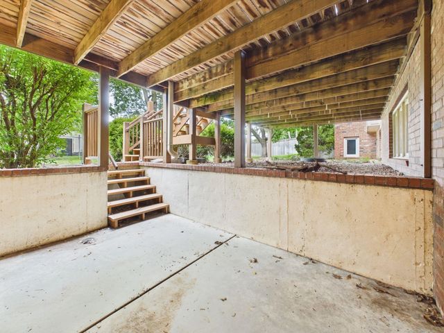 939 N Woodridge Ct, Wichita, KS 67206