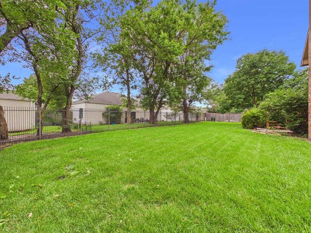 939 N Woodridge Ct, Wichita, KS 67206