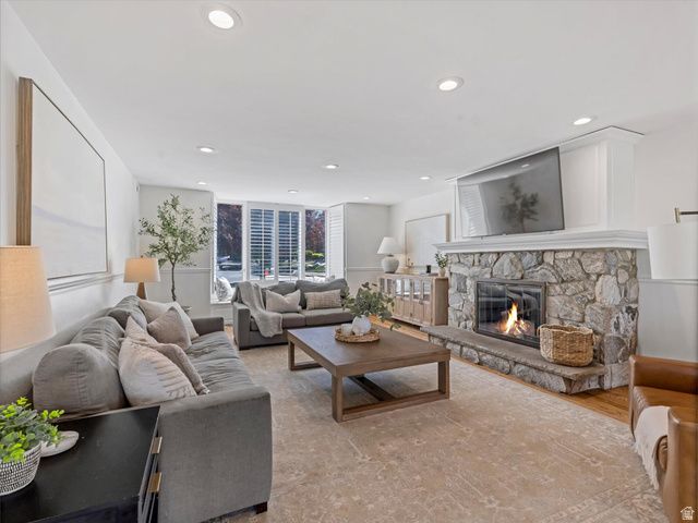 8318 S RIDGE POINT RD, Sandy, UT 84093