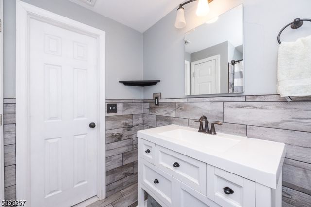 55 Robbins Rd, Branchburg Twp., NJ 08876